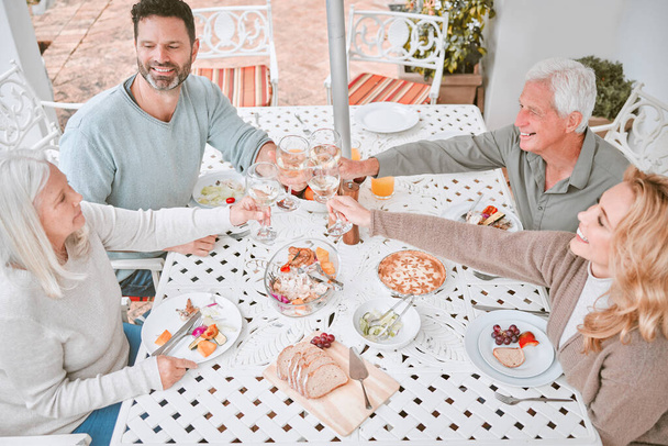 a family toasting with wine glasses at home. - Foto, Bild
