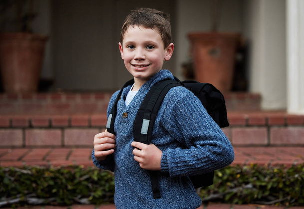 Ένα μικρό αγόρι ετοιμάζεται να πάει σχολείο.. - Φωτογραφία, εικόνα