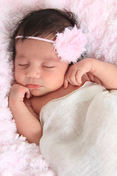 Újszülött lány rózsaszín takaró - Fotó, kép