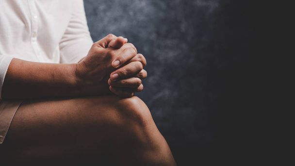 Christliches Gebet zur Lebenskrise zu Gott. Frau betet um Gottes Segen, um sich ein besseres Leben zu wünschen. Frauenhände, die mit der Bibel zu Gott beten. Bittet um Vergebung und glaubt an das Gute. - Foto, Bild