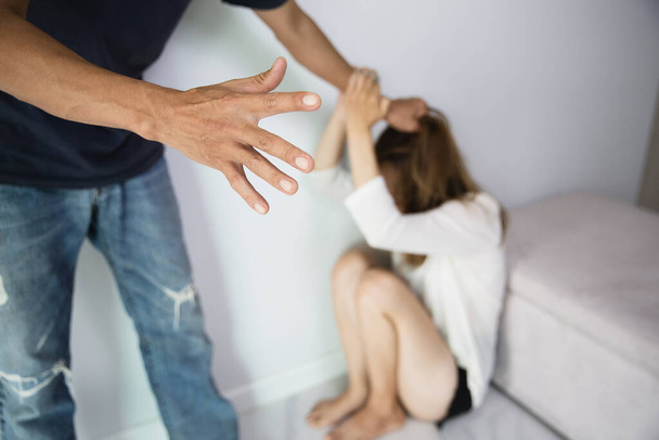  Hombre a punto de golpear a su esposa detener la violencia contra las mujeres, Día Internacional de la Mujer - Foto, Imagen