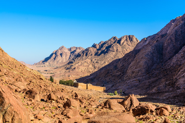 Kloster der heiligen Katherine und Berge in der Nähe des Moses-Berges, Sinai Ägypten - Foto, Bild