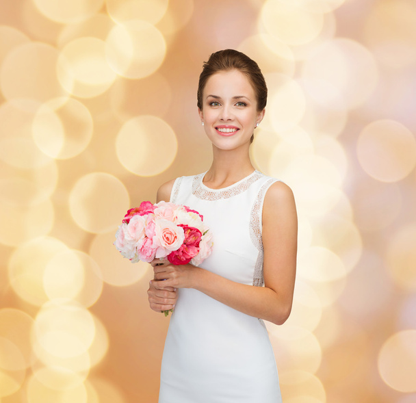 smiling woman in white dress with bouquet of roses - Foto, Imagem