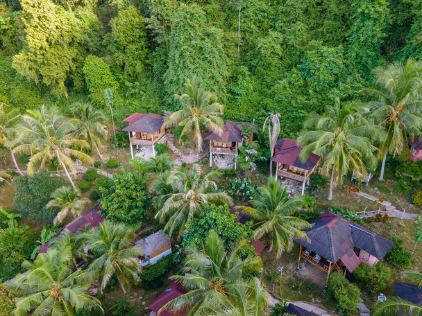 Plage ferroviaire Krabi Thaïlande, plage tropicale de avec routard cabane en bambou dans la jungle. belle cabane en bambou dans la jungle au bord de l'océan - Photo, image