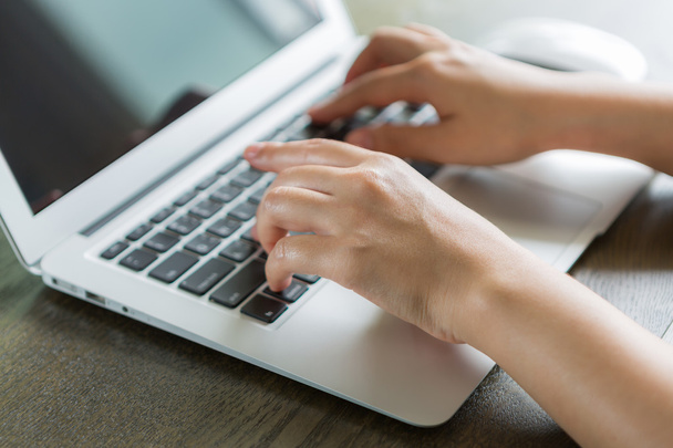Close-up de mulher de negócios mão digitando no teclado do laptop - Foto, Imagem