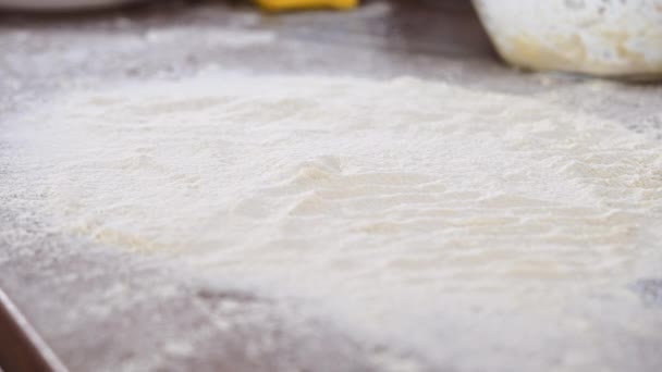 Nahaufnahme Schuss Teig fallen auf Arbeitsfläche mit einer dünnen Schicht Mehl Zeitlupe hausgemachte Bäckerei Küchentisch - Filmmaterial, Video