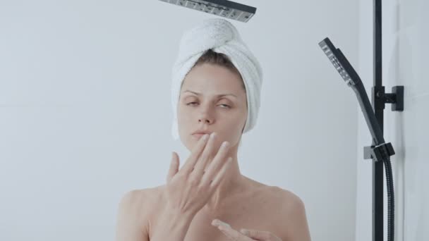 retrato caucásico joven aplicación de gel pelado en su belleza facial rutina cosmética por la mañana - Imágenes, Vídeo