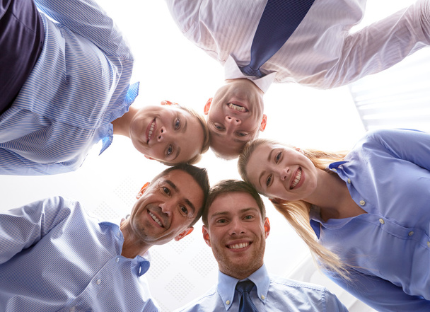 grupo sorridente de empresários de pé em círculo
 - Foto, Imagem