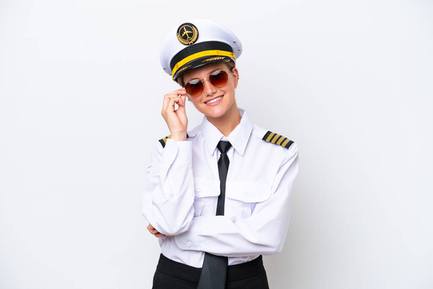 Flugzeug kaukasischen Piloten Frau isoliert auf weißem Hintergrund mit Brille und glücklich - Foto, Bild