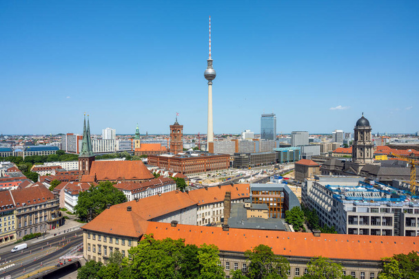 Βερολίνο Mitte σε μια ηλιόλουστη μέρα με το διάσημο πύργο της τηλεόρασης και το δημαρχείο - Φωτογραφία, εικόνα