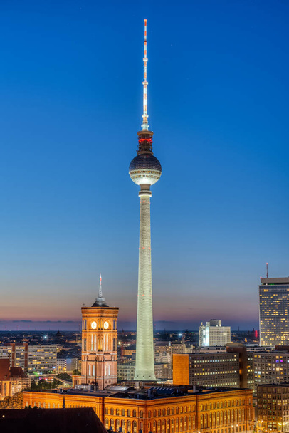 Ο εμβληματικός τηλεοπτικός πύργος του Βερολίνου με το δημαρχείο τη νύχτα - Φωτογραφία, εικόνα