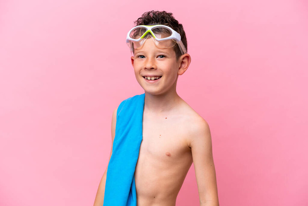 Petit garçon caucasien portant un masque de plongée isolé sur fond rose - Photo, image