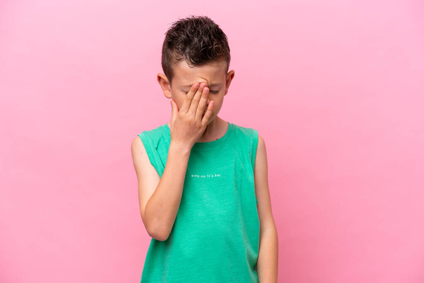 Kleiner kaukasischer Junge isoliert auf rosa Hintergrund mit Kopfschmerzen - Foto, Bild