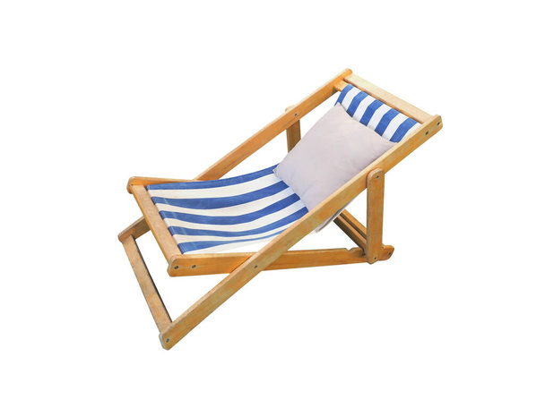 Ξύλινη vintage διπλωμένη καρέκλα παραλίας με λευκό μαξιλάρι σε λευκό φόντο. - Φωτογραφία, εικόνα