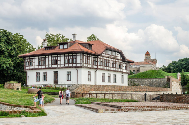 Belgrad, Sırbistan - 29 Temmuz 2014: Sırbistan 'ın başkenti Belgrad' daki Kalemegdan Eski Kalesi. Kalemegdan kalesindeki eski geleneksel ev, Belgrad, Sırbistan. - Fotoğraf, Görsel