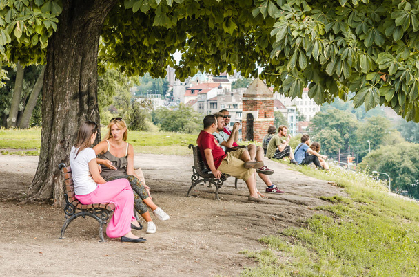Belgrad, Sırbistan - 29 Temmuz 2014: Sırbistan 'ın başkenti Belgrad' daki Kalemegdan 'daki Eski Kale. Belgrad kentindeki Kalemegdan kalesindeki parkı ziyaret edenler. - Fotoğraf, Görsel
