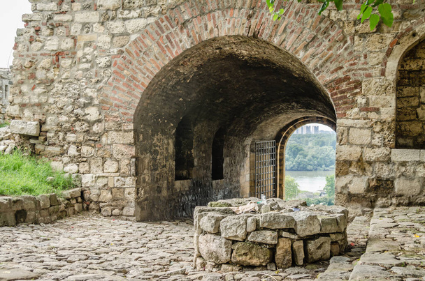 Belgrade, Serbia - July 29, 2014: The Old Fortress on Kalemegdan in the capital of Serbia, Belgrade. "Defterdar" gate at Kalemegdan fortress. - Foto, imagen