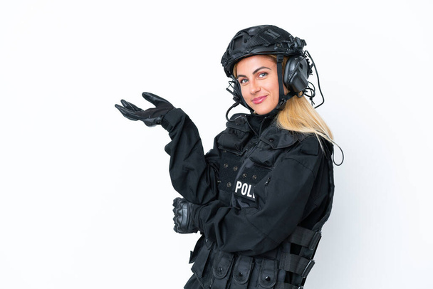 SWAT mulher caucasiana isolado no fundo branco estendendo as mãos para o lado para convidar para vir - Foto, Imagem