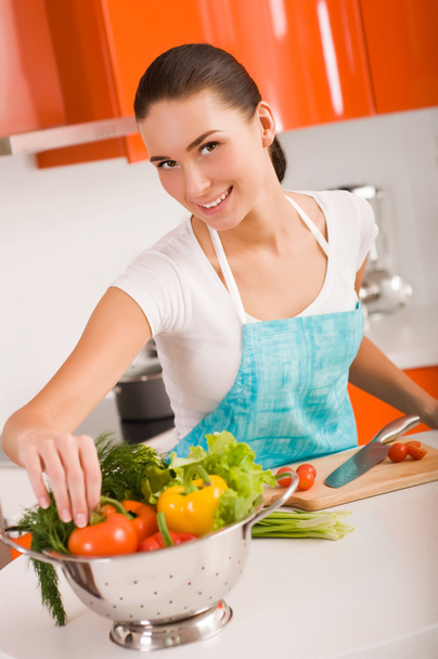 krásná mladá žena vaření v kuchyni - Fotografie, Obrázek
