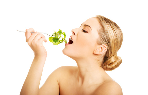 Nude woman eating lettuce - Fotoğraf, Görsel