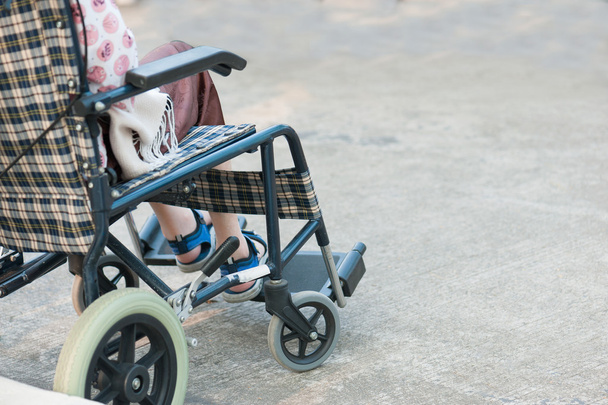 Pacientes con discapacidad en silla de ruedas
 . - Foto, Imagen