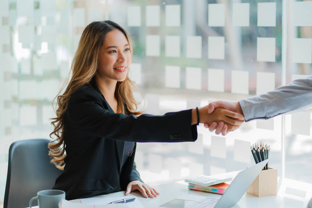 Portrait of a business partner making an agreement in the office. Business man. Man shaking hands. Business woman. partnership agreement The concept of a business associate agreement. - Foto, Bild