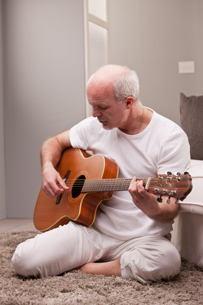 Olgun adam evde gitar çalmak - Fotoğraf, Görsel
