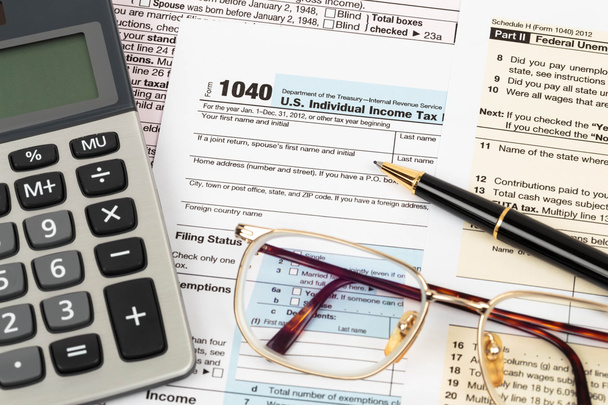 daňový formulář s perem, kalkulačka a koncept zdanění brýle - Fotografie, Obrázek