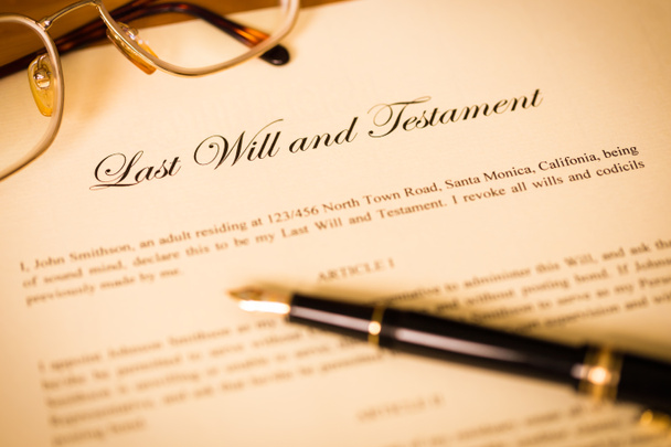 Последняя воля и завещание с ручкой и очками для юридического лица
 - Фото, изображение