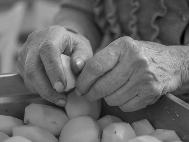 Staré, ruce loupají brambory - Fotografie, Obrázek