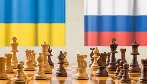 Koncepcja z figurami szachowymi - Ukraina i Rosja - Zdjęcie, obraz