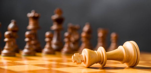 Concept με πιόνια σκακιού - Checkmate - Φωτογραφία, εικόνα