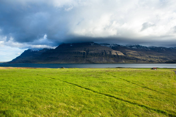 Bardzo piękny krajobraz w Islandzie w lecie. Niewinna przyroda na wulkanicznej wyspie - Zdjęcie, obraz