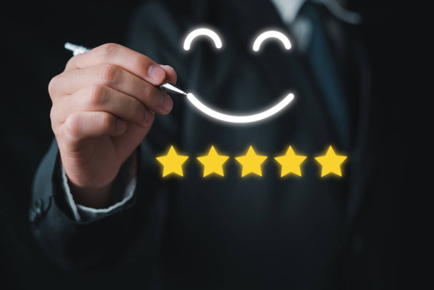 Verbraucher zeichnen ein Smiley-Gesicht mit einem 5-Sterne-Bewertungen, die ihre Zufriedenheit mit dem Service-Feedback, Produktzufriedenheit, ein Symbol ist sehr glücklich und sehr zufrieden, Bewertung Erfahrung. - Foto, Bild