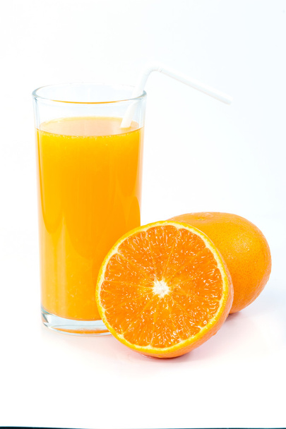 sinaasappelsap op witte achtergrond - Foto, afbeelding