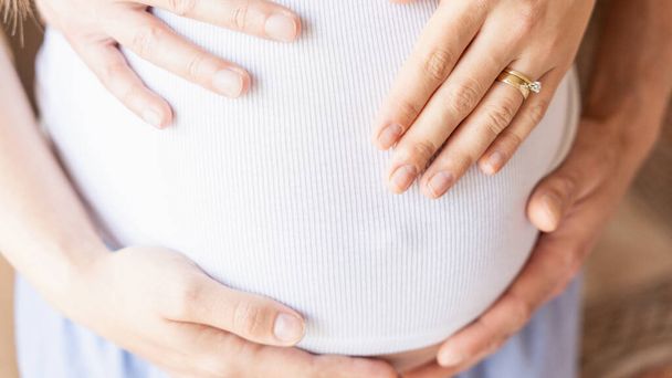 Bauch Hände schwangere Frau. Glückliche Schwangerschaft Frau und Ehemann umarmen schwangeren Bauch. Konzept der Schwangerschaft, Mutterschaft, Erwartung der Geburt - Foto, Bild