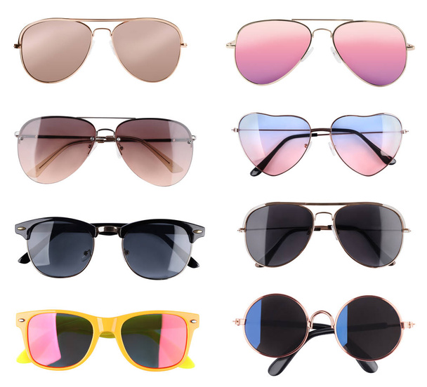 Set avec différentes lunettes de soleil élégantes sur fond blanc - Photo, image
