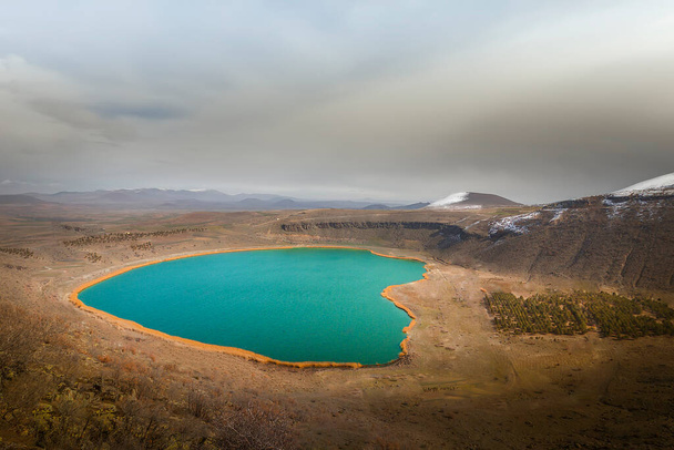 Narlgl, tunnetaan myös nimellä Narl Lake tai Acgl, on vokanik kraatteri järvi Nide, Turkki. - Valokuva, kuva