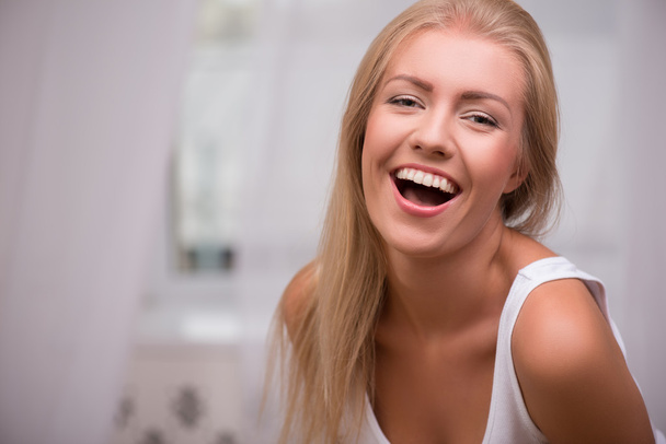 Girl smiling opening her mouth - Fotografie, Obrázek