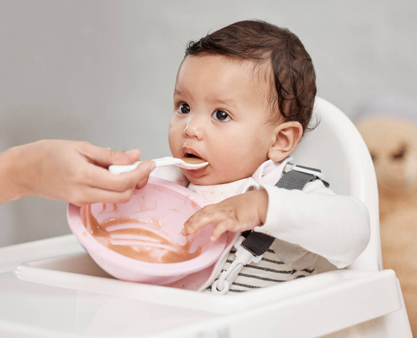 un bebé siendo alimentado en casa. - Foto, Imagen