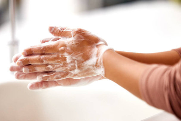 Una mujer lavándose las manos. - Foto, Imagen