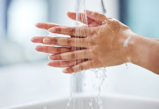 Крупним планом знімок жінки, що миє руки
. - Фото, зображення
