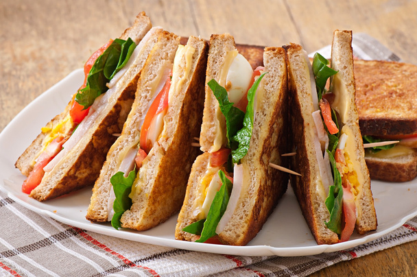 Κλαμπ σάντουιτς με κοτόπουλο και ζαμπόν - Φωτογραφία, εικόνα