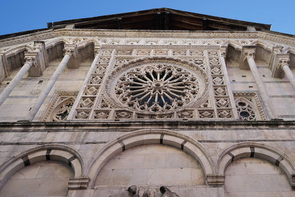 Detail of the facade of the cathedral of Carrara, Tuscany, Italy - Φωτογραφία, εικόνα