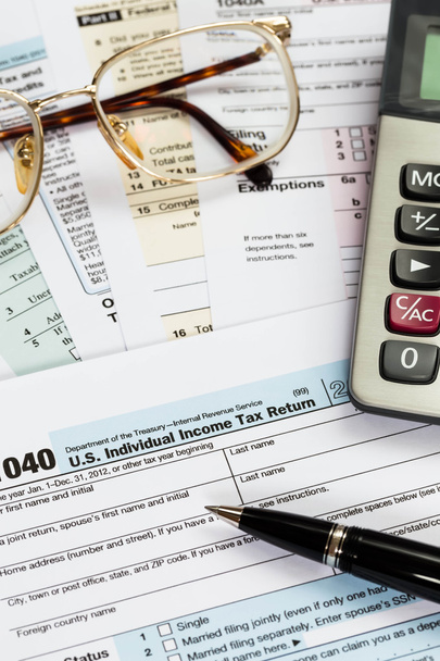 Steuerformular mit Stift, Brille und Taschenrechner - Foto, Bild