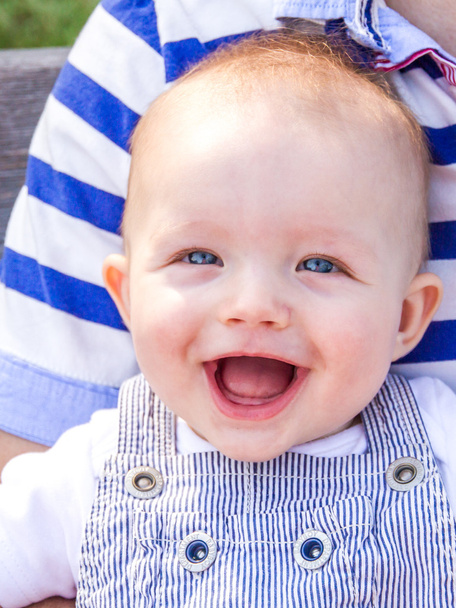 bébé garçon sourit largement dans un parc en été
 - Photo, image