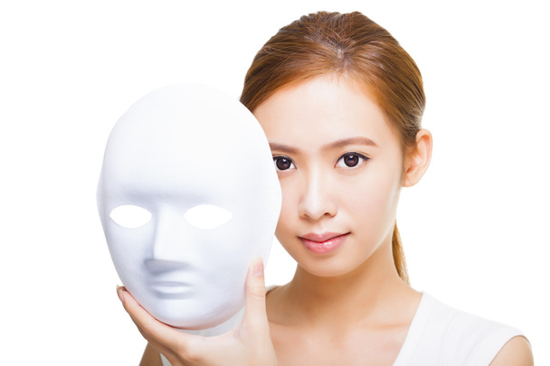 bela mulher segurando máscara branca para o conceito de cuidados com a pele
 - Foto, Imagem