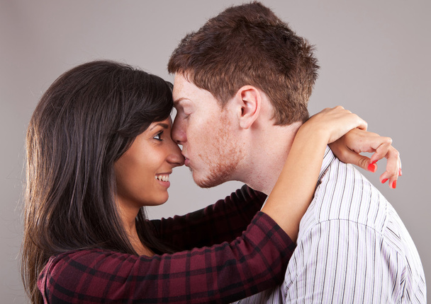 mężczyzna całowanie kobieta - Zdjęcie, obraz