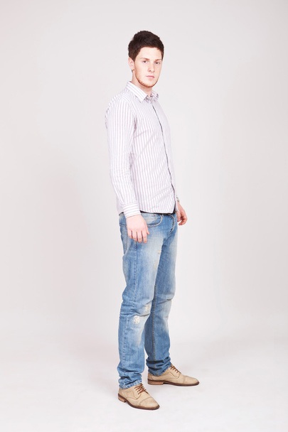 stylowe młody człowiek stojący - Zdjęcie, obraz
