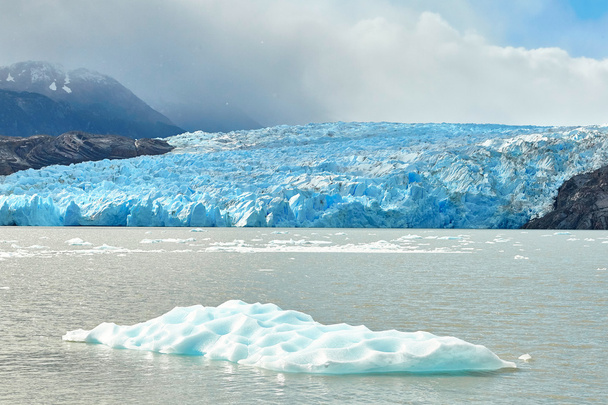 Синій айсбергів в сірий Glacier в Торрес дель Пайне - Фото, зображення